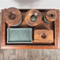 Ensemble de fumer en bois de rose et céramique émaillée bleue par Jens Quistgaard pour Kronjyden Nissen, Danemark, 1960.