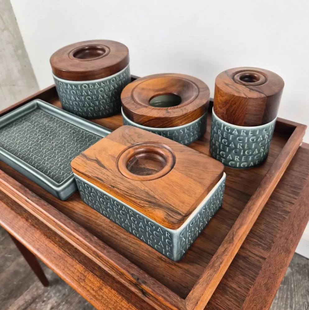 Ensemble de fumer en bois de rose et céramique émaillée bleue par Jens Quistgaard pour Kronjyden Nissen, Danemark, 1960.