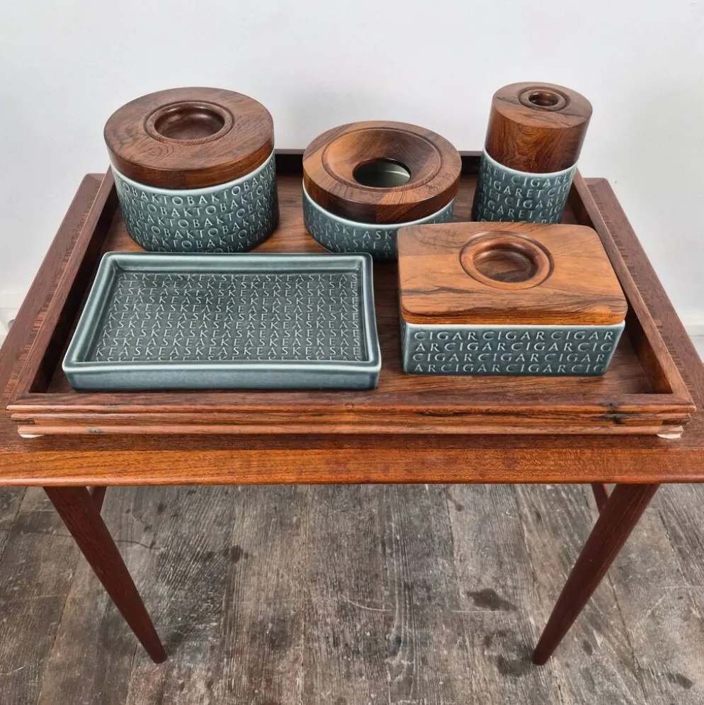 Ensemble de fumer en bois de rose et céramique émaillée bleue par Jens Quistgaard pour Kronjyden Nissen, Danemark, 1960.