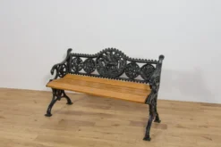 Ensemble de jardin en fonte victorien – Banc et deux fauteuils, Royaume-Uni, fin du 19e / début du 20e siècle