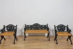 Ensemble de jardin en fonte victorien – Banc et deux fauteuils, Royaume-Uni, fin du 19e / début du 20e siècle