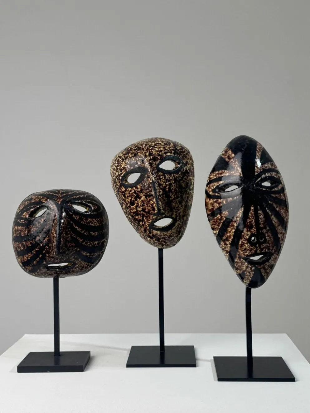 Ensemble de 3 masques en céramique des potiers d’Accolay