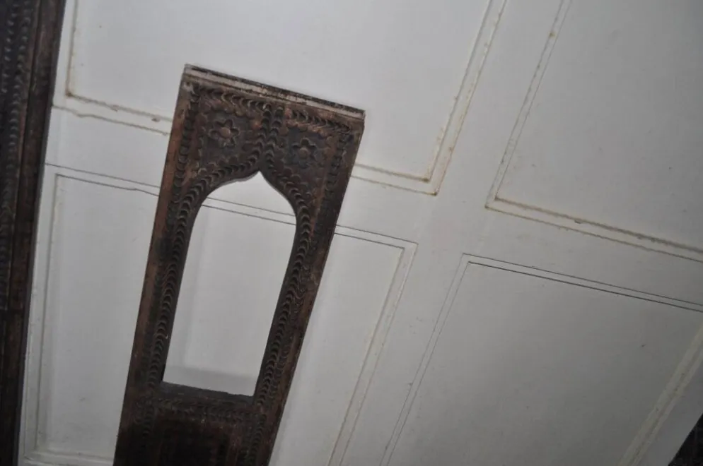 Ensemble de 2 panneaux en bois sculptés marron, Hongrie rurale, années 1940, motifs géométriques.