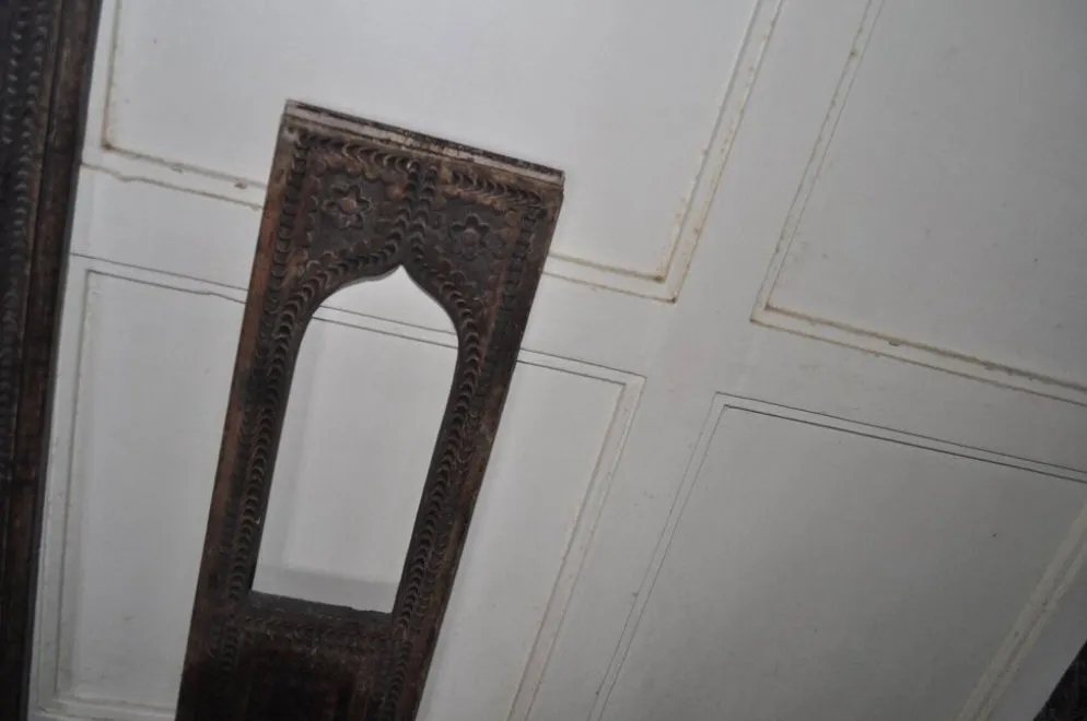 Ensemble de 2 panneaux en bois sculptés marron, Hongrie rurale, années 1940, motifs géométriques.