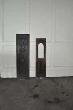 Ensemble de 2 panneaux en bois sculptés marron, Hongrie rurale, années 1940, motifs géométriques.