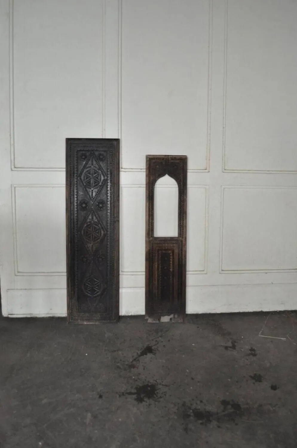Ensemble de 2 panneaux en bois sculptés marron, Hongrie rurale, années 1940, motifs géométriques.
