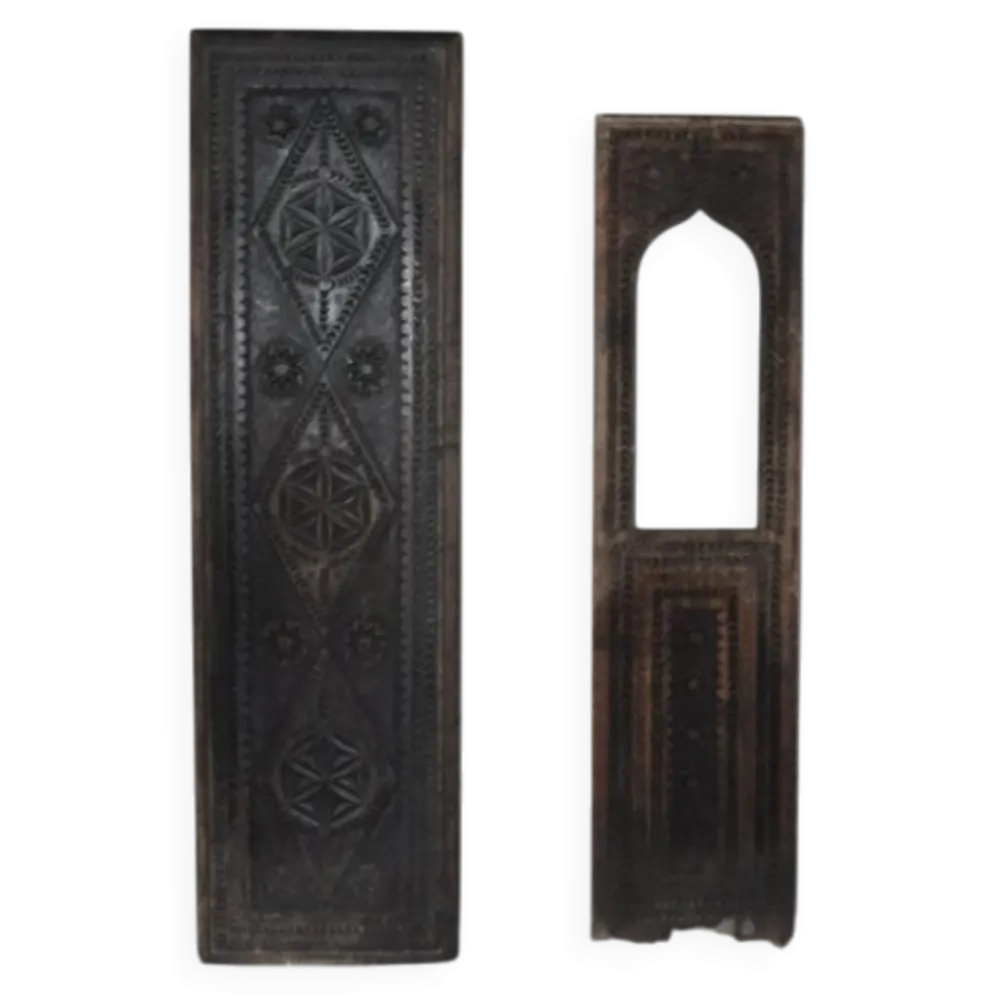 Ensemble de 2 panneaux en bois sculptés marron, Hongrie rurale, années 1940, motifs géométriques.