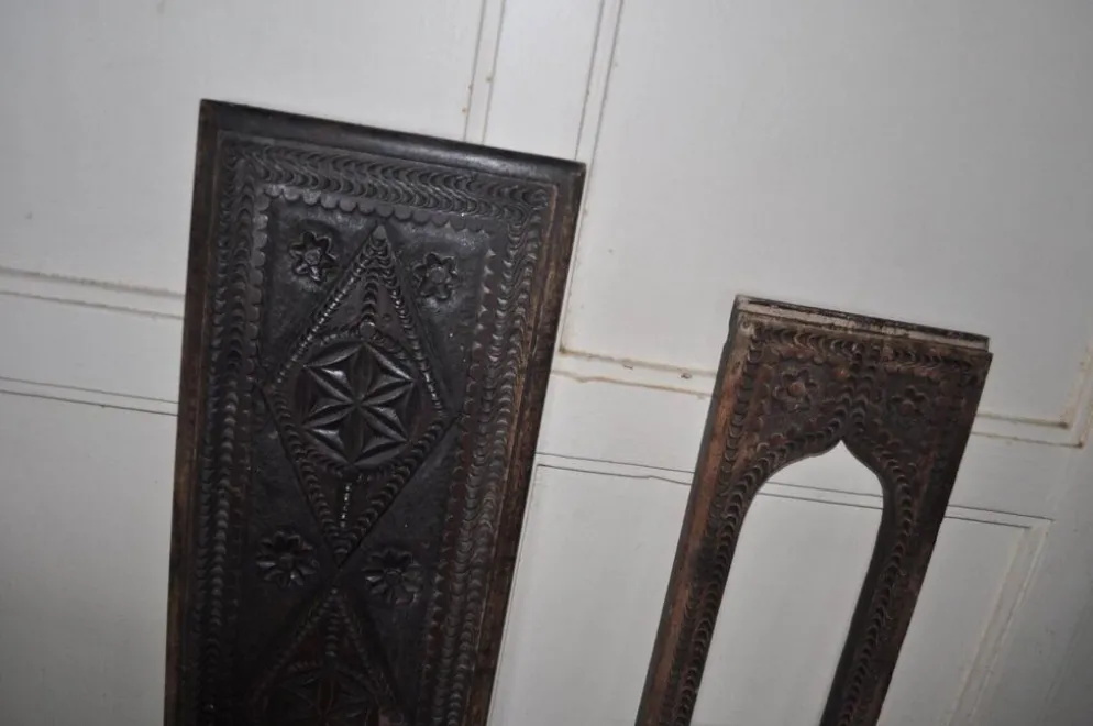 Ensemble de 2 panneaux en bois sculptés marron, Hongrie rurale, années 1940, motifs géométriques.