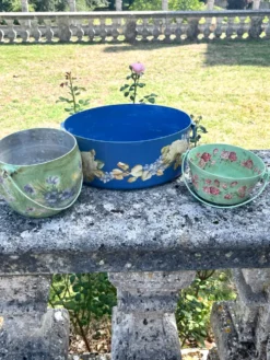Ensemble de pots de fleurs en métal peint, jardinières en tôle florale, pot en jarre de style français.