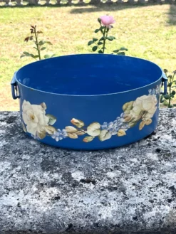 Ensemble de pots de fleurs en métal peint, jardinières en tôle florale, pot en jarre de style français.
