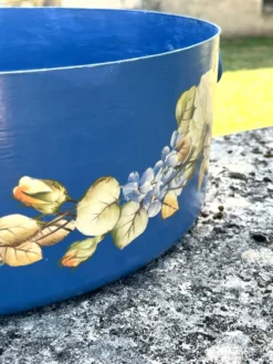 Ensemble de pots de fleurs en métal peint, jardinières en tôle florale, pot en jarre de style français.