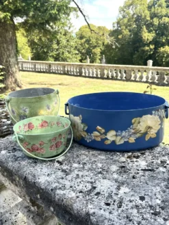 Ensemble de pots de fleurs en métal peint, jardinières en tôle florale, pot en jarre de style français.