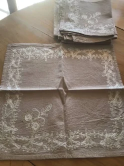Ensemble de 8serviettes anciennes brodees