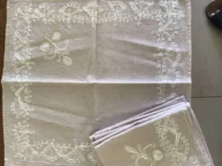 Ensemble de 8serviettes anciennes brodees