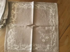 Ensemble de 8serviettes anciennes brodees