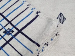 Ensemble de table vintage nappe damassée et 8 serviettes assorties brodées, motifs bleus et blancs