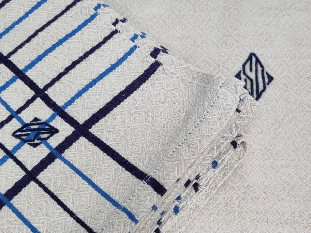 Ensemble de table vintage nappe damassée et 8 serviettes assorties brodées, motifs bleus et blancs