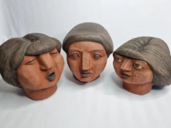 Ensemble de 3 têtes de femme décoratives en terre cuite rouge