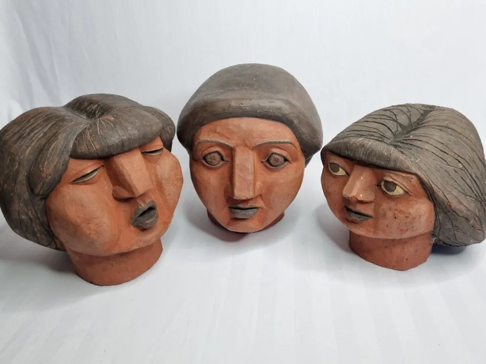 Ensemble de 3 têtes de femme décoratives en terre cuite rouge