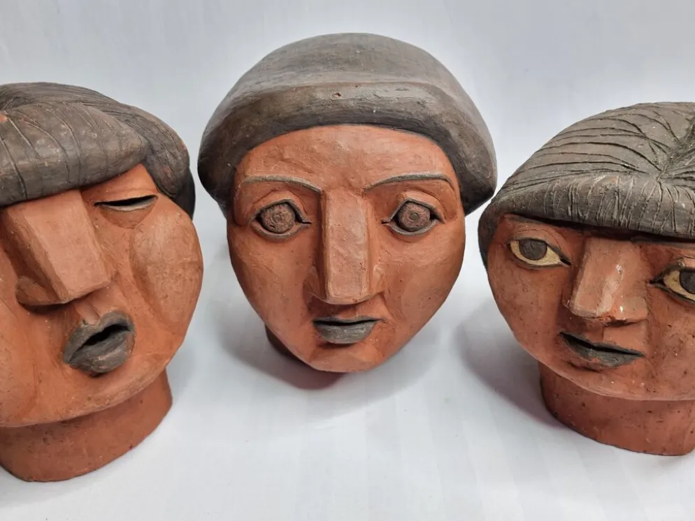 Ensemble de 3 têtes de femme décoratives en terre cuite rouge