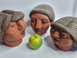 Ensemble de 3 têtes de femme décoratives en terre cuite rouge