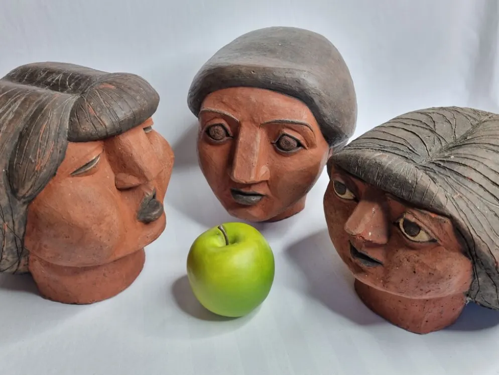 Ensemble de 3 têtes de femme décoratives en terre cuite rouge