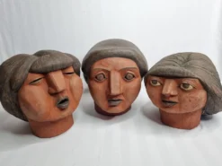 Ensemble de 3 têtes de femme décoratives en terre cuite rouge