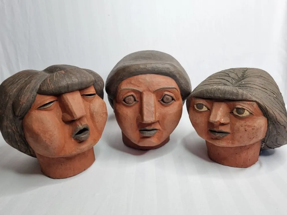 Ensemble de 3 têtes de femme décoratives en terre cuite rouge