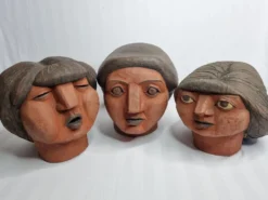 Ensemble de 3 têtes de femme décoratives en terre cuite rouge