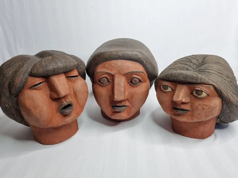 Ensemble de 3 têtes de femme décoratives en terre cuite rouge