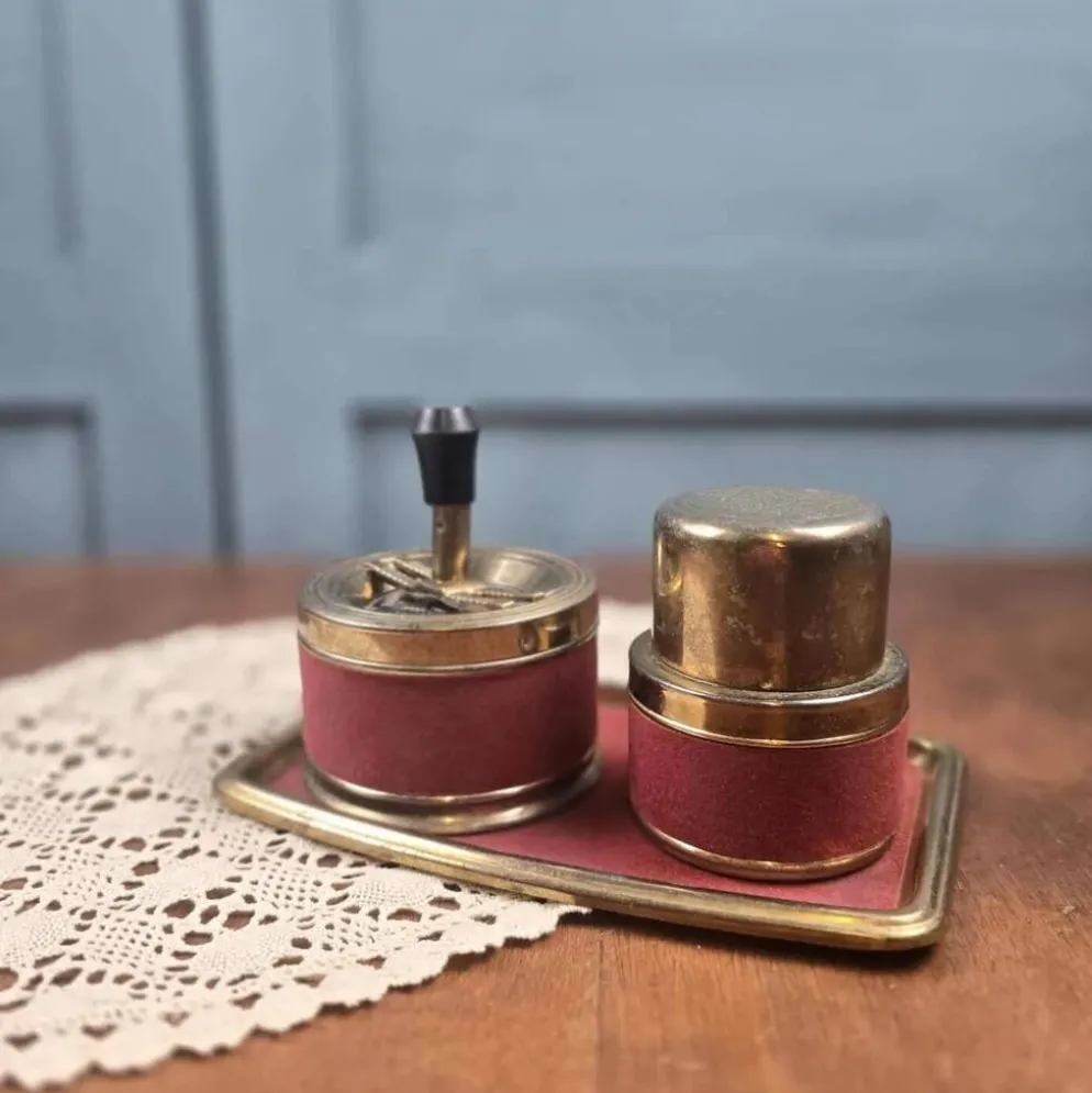 Ensemble fumeur vintage feutrine rouge & métal doré – Plateau, cendrier et pot