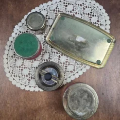 Ensemble fumeur vintage feutrine rouge & métal doré – Plateau, cendrier et pot