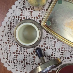 Ensemble fumeur vintage feutrine rouge & métal doré – Plateau, cendrier et pot
