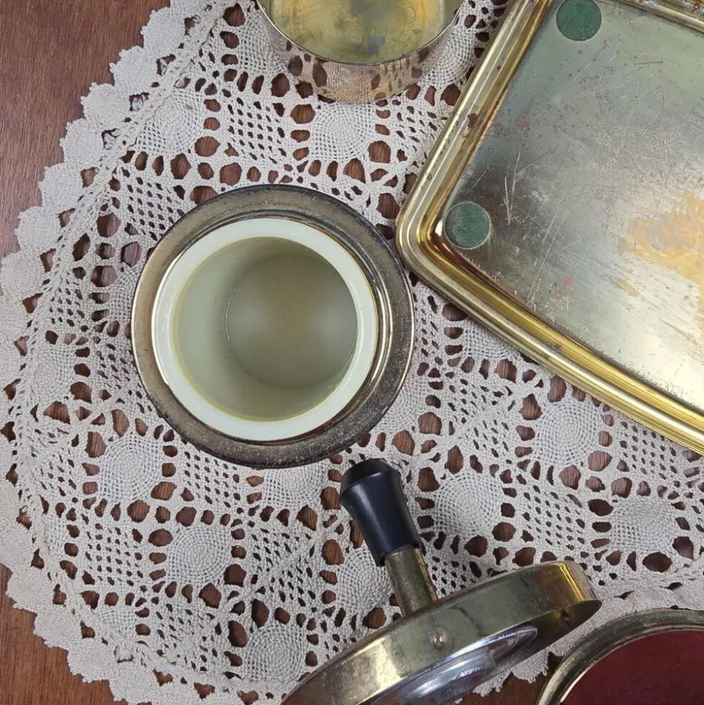 Ensemble fumeur vintage feutrine rouge & métal doré – Plateau, cendrier et pot