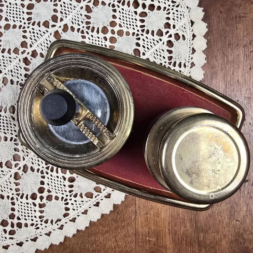 Ensemble fumeur vintage feutrine rouge & métal doré – Plateau, cendrier et pot