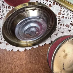 Ensemble fumeur vintage feutrine rouge & métal doré – Plateau, cendrier et pot