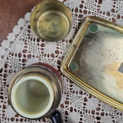 Ensemble fumeur vintage feutrine rouge & métal doré – Plateau, cendrier et pot