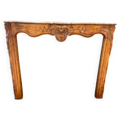 Entourage de cheminée en boiserie de Style Louis XV