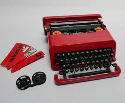 ETTORE SOTTSASS AND PERRY KING Typewriter Valentine Olivetti 1970 1980 vint