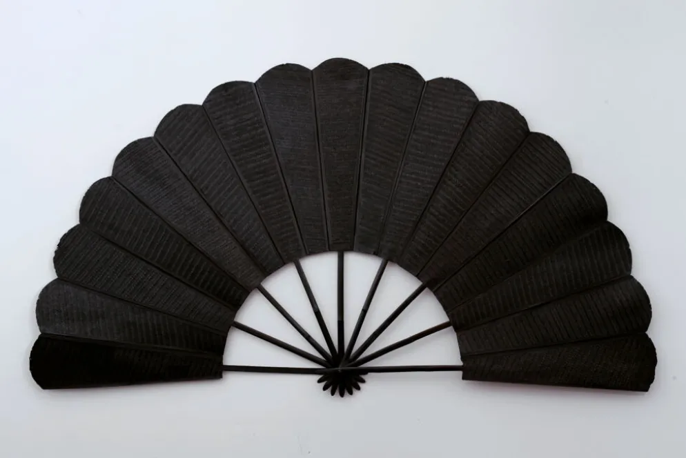 Eventail sombre tramé - 168 cm