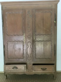 Façade de portes anciennes