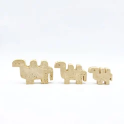 Famille de 3 chameaux en travertin par Fratelli Mannelli