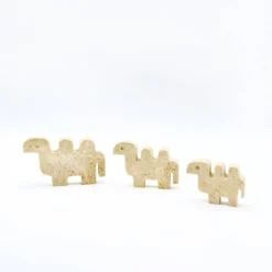 Famille de 3 chameaux en travertin par Fratelli Mannelli