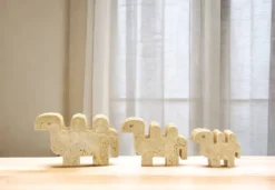 Famille de 3 chameaux en travertin par Fratelli Mannelli