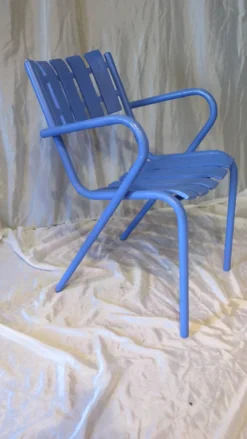 Fauteuil de jardin années 50 bois et métal bleu outremer