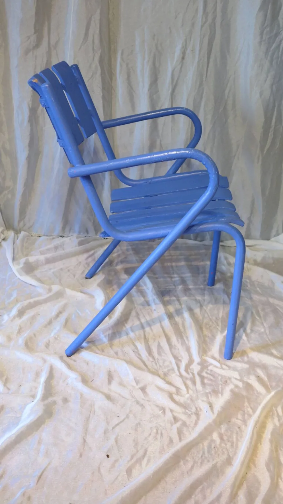 Fauteuil de jardin années 50 bois et métal bleu outremer