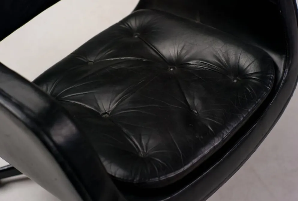 Fauteuil en cuir noir par Olli Mannermaa pour Finnart Ab, Finlande, 1970