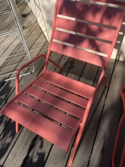 2 fauteuils bas Fermob modèle Monceau couleur capucine