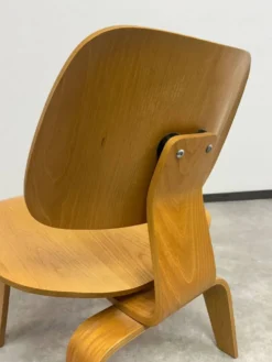 Fauteuils LCW par Charles et Ray Eames