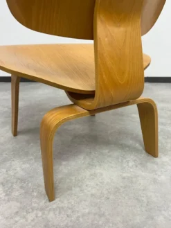 Fauteuils LCW par Charles et Ray Eames